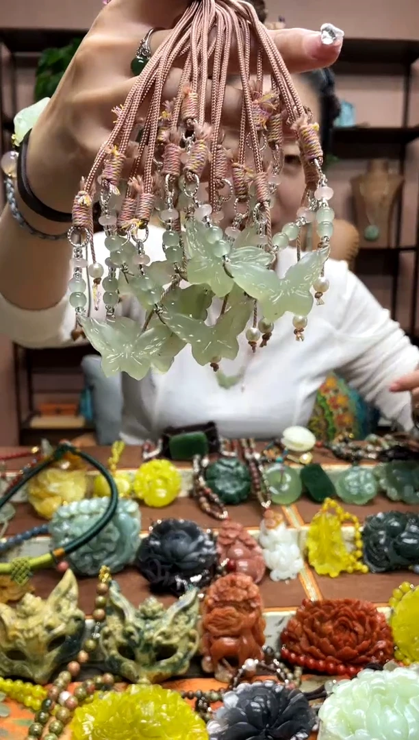 未镶嵌岫玉颈饰多样性发货发其中之一