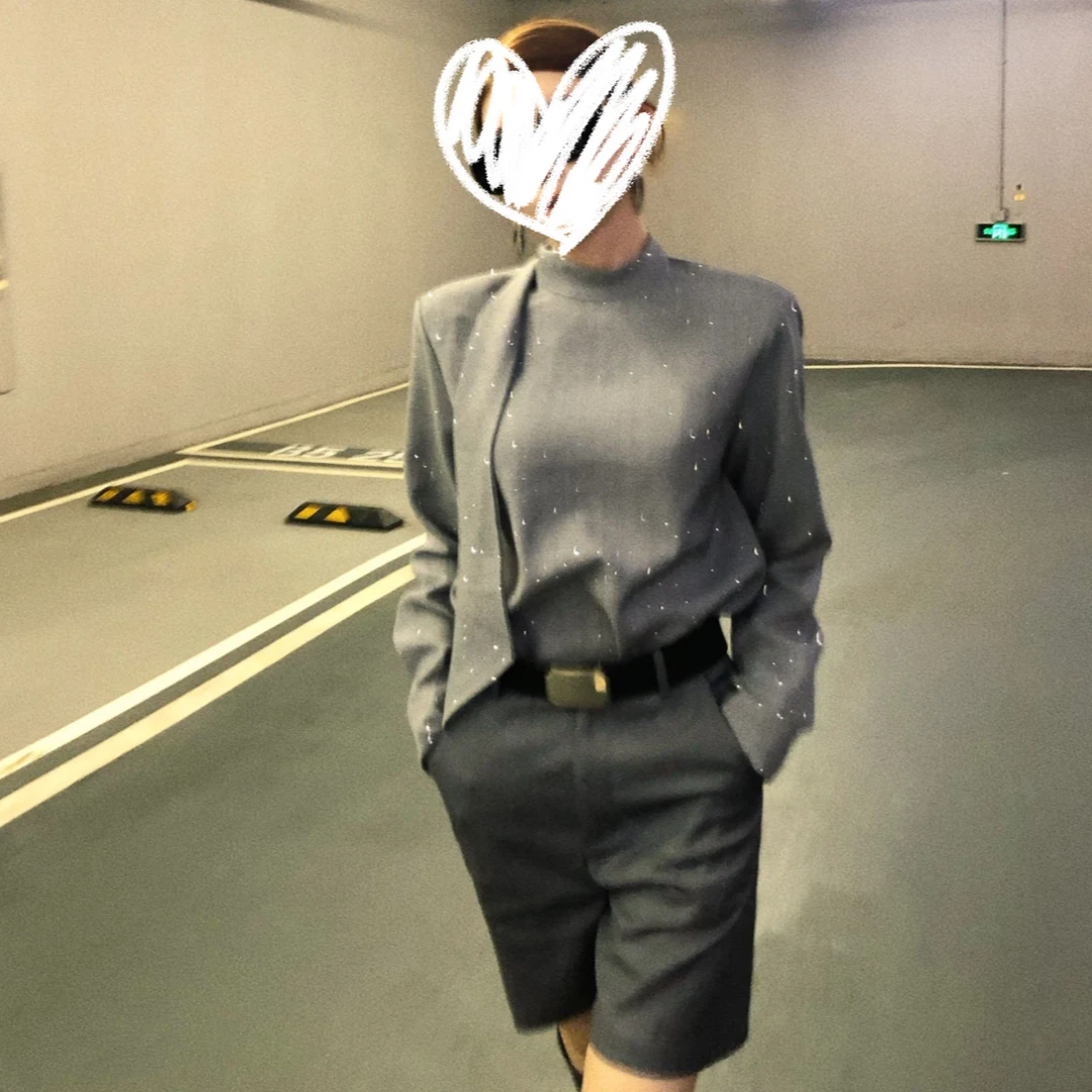 2025秋季长袖烫钻时尚百搭上衣经典百搭休闲极简风短裤两件套