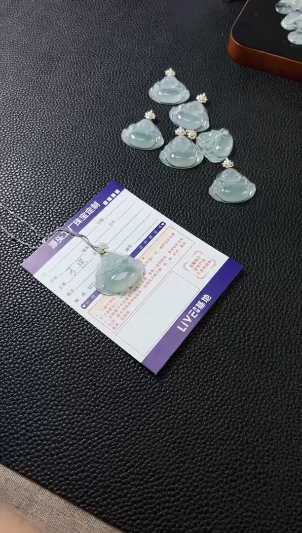 18K金镶嵌挂件翡翠/多样性发一件