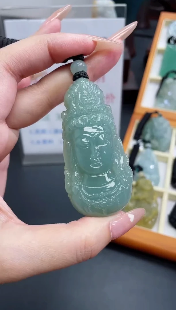 翡翠未镶嵌颈饰观音圣像