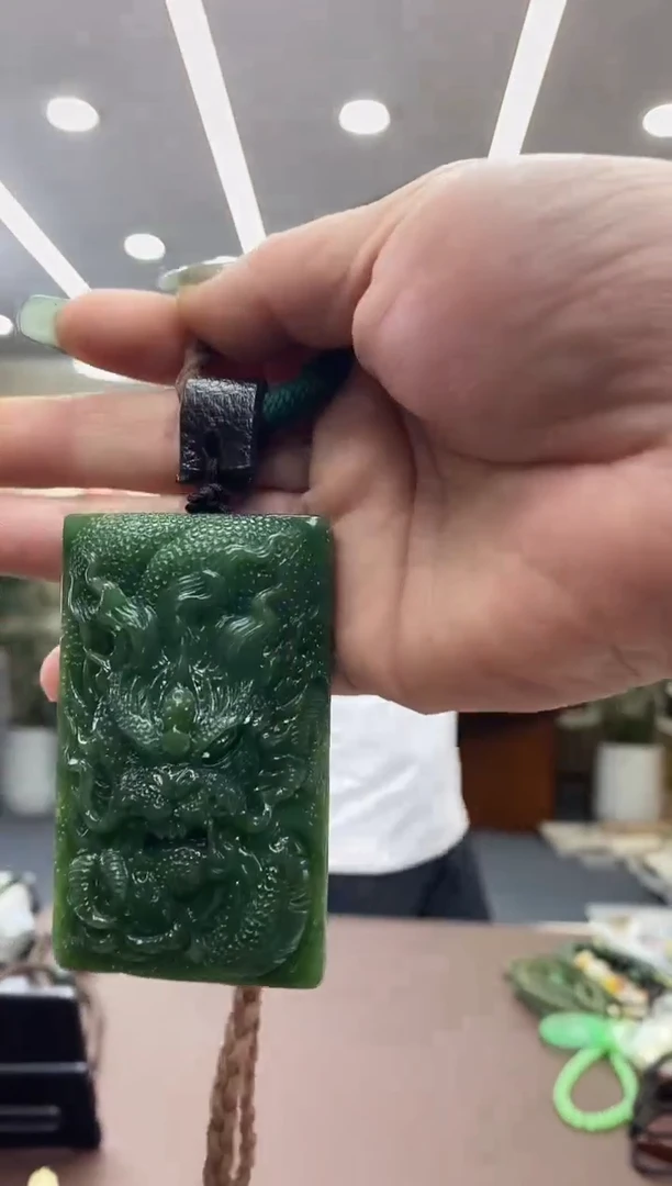 颈饰未镶嵌和田玉（碧玉）吊坠