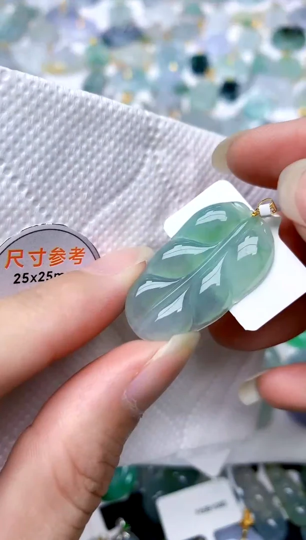 颈饰18K金镶嵌翡翠天然A货翡翠