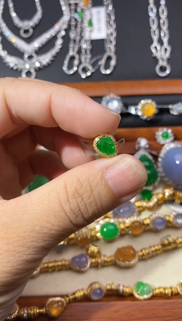 颈饰18K金镶嵌翡翠吊坠