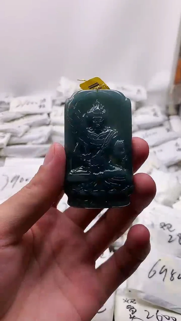 翡翠未镶嵌颈饰不动