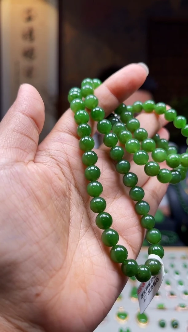 和田玉（碧玉）未镶嵌颈饰±8mm辣阳绿项链70颗