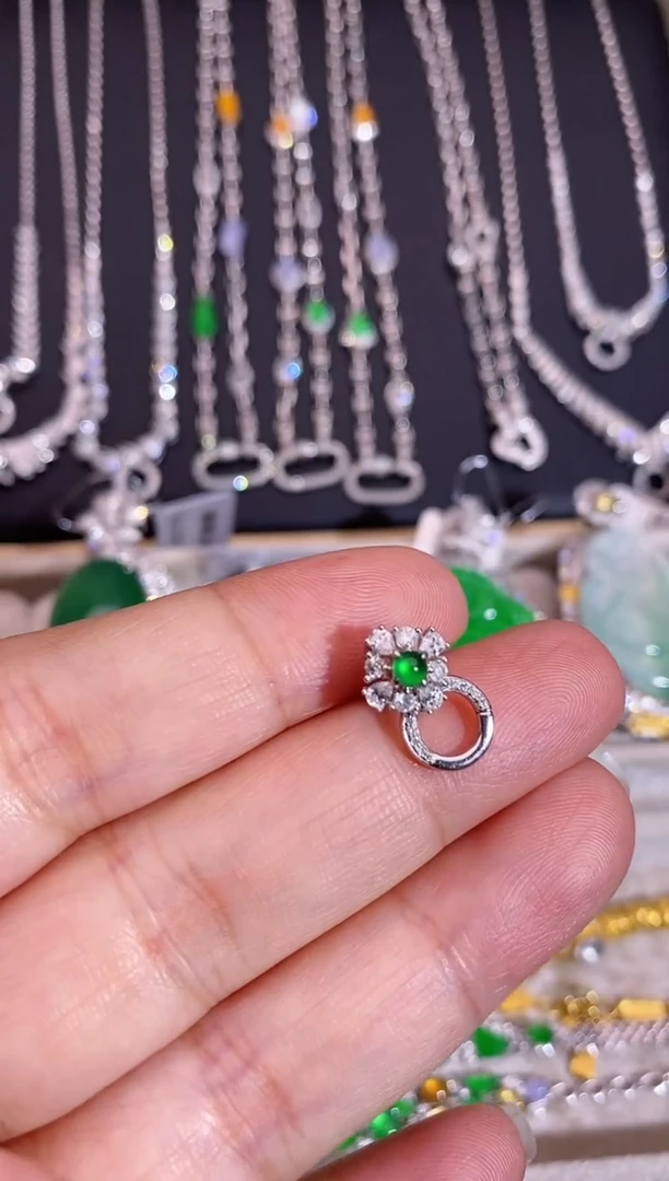 颈饰18K金镶嵌钻石扣头