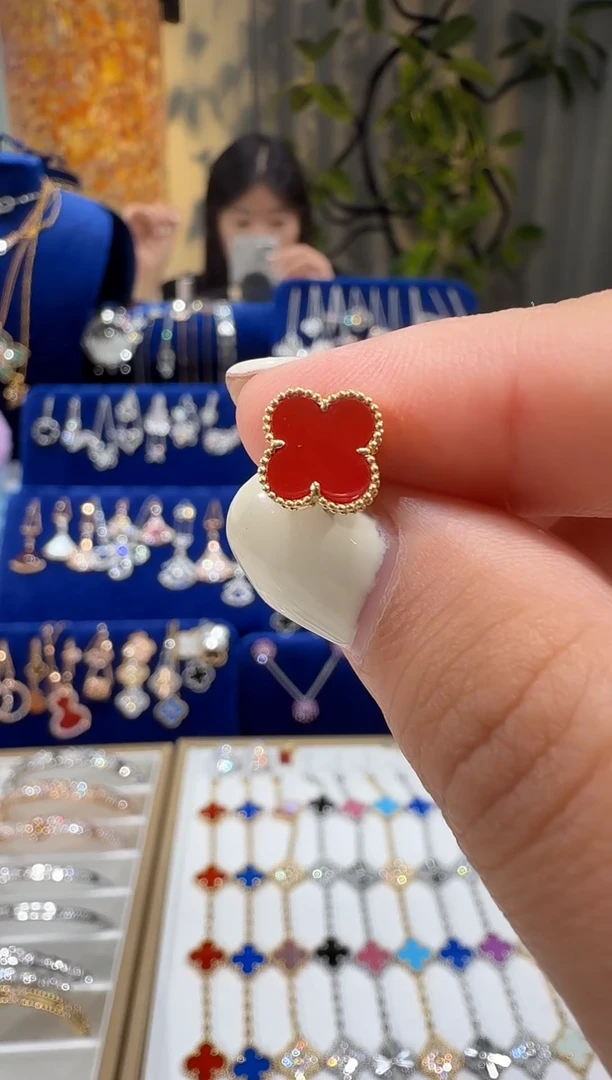 玛瑙/玉髓耳钉18K金镶嵌红玉髓四叶草耳钉