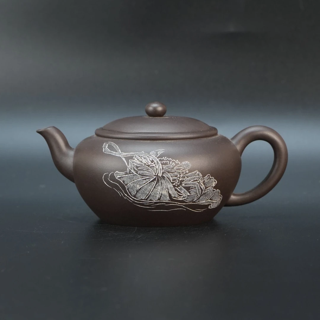 lot20630 818 周俊健 紫砂紫泥（刻绘卡白泥）扁宫灯壶（220cc）