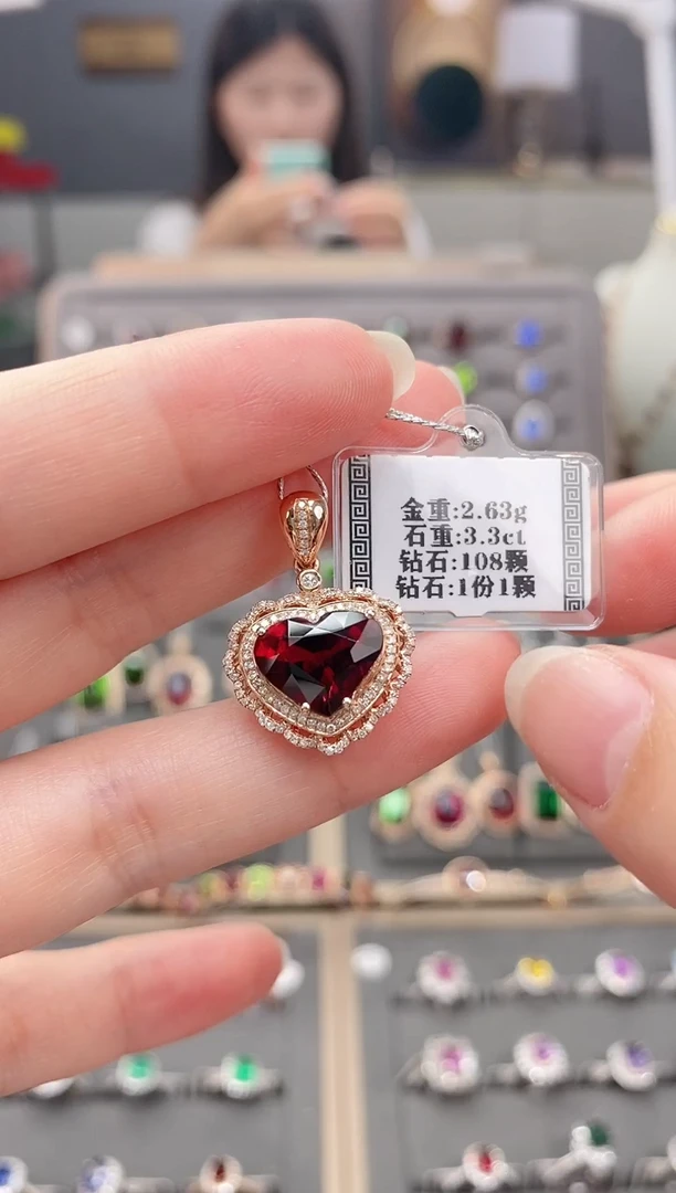 颈饰18K金镶嵌碧玺3.3