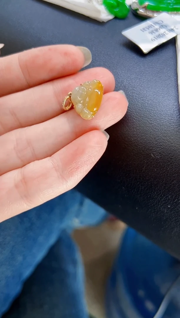 颈饰18K金镶嵌翡翠佛