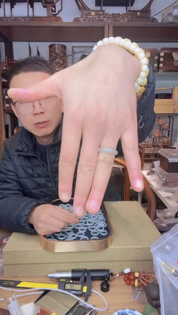 【闪购商品】乌木类书架578翠18戒指