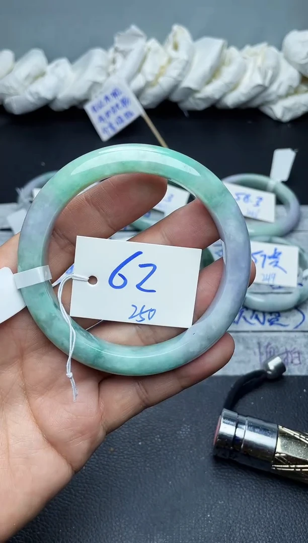 未镶嵌手镯翡翠250