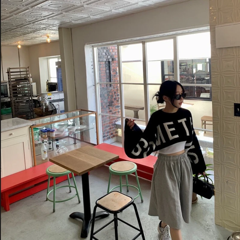 韩式字母短款毛衣女秋设计感蝙蝠长袖宽松套头针织衫披肩罩衫上衣