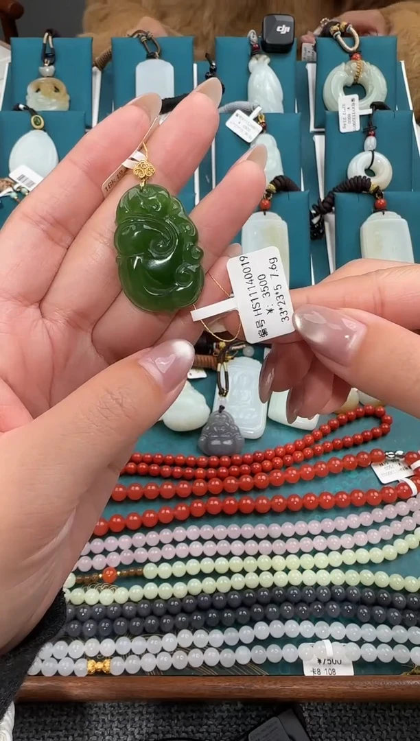 颈饰18K金镶嵌和田玉HS