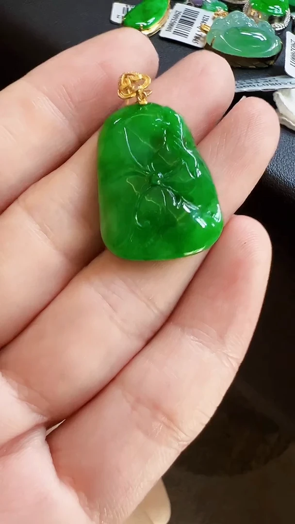 颈饰18K金镶嵌翡翠荷叶