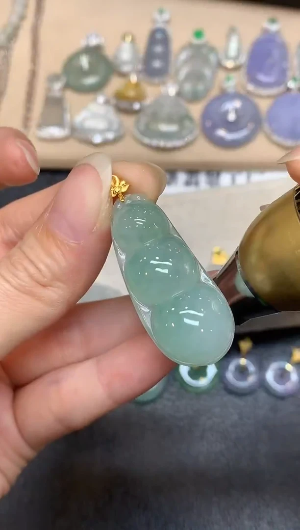 颈饰18K金镶嵌翡翠福豆【无服务费