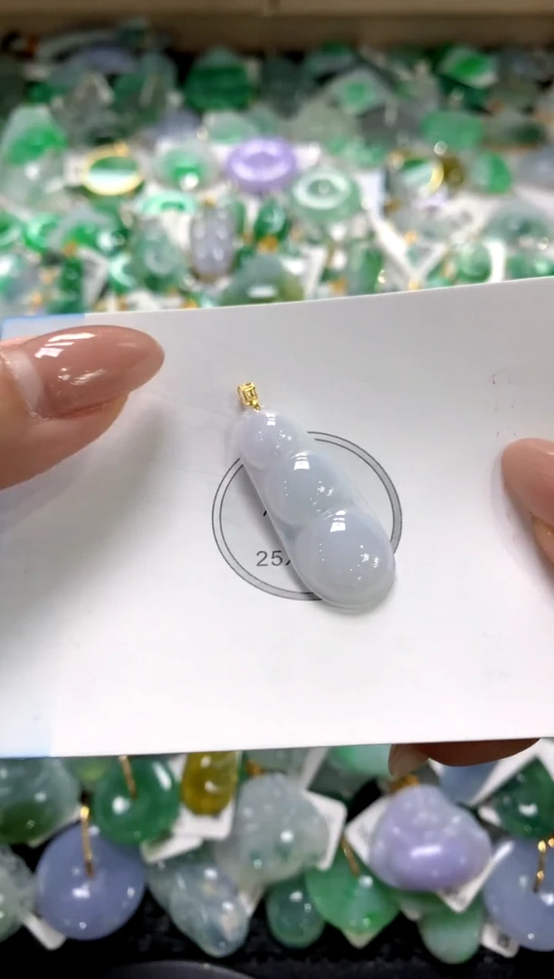 颈饰18K金镶嵌翡翠1111111111111111