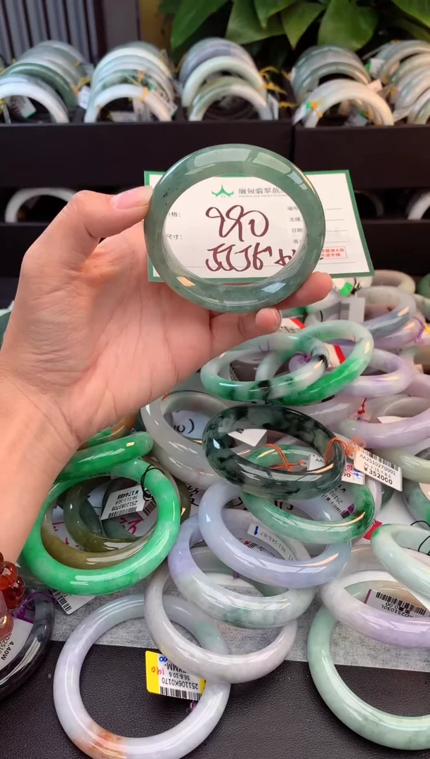 未镶嵌定制翡翠毛货需精细抛光+多人