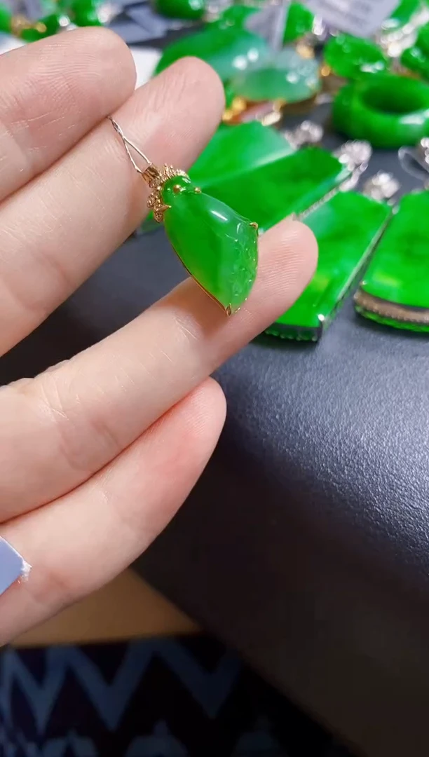 翡翠18K金镶嵌颈饰莲蓬