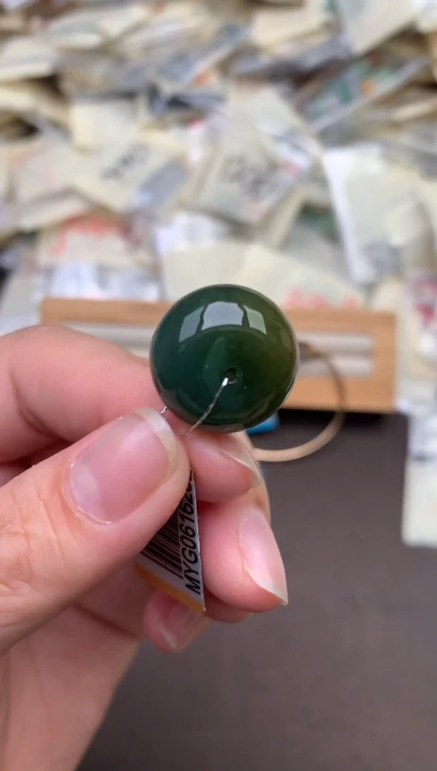 翡翠挂件未镶嵌 —
