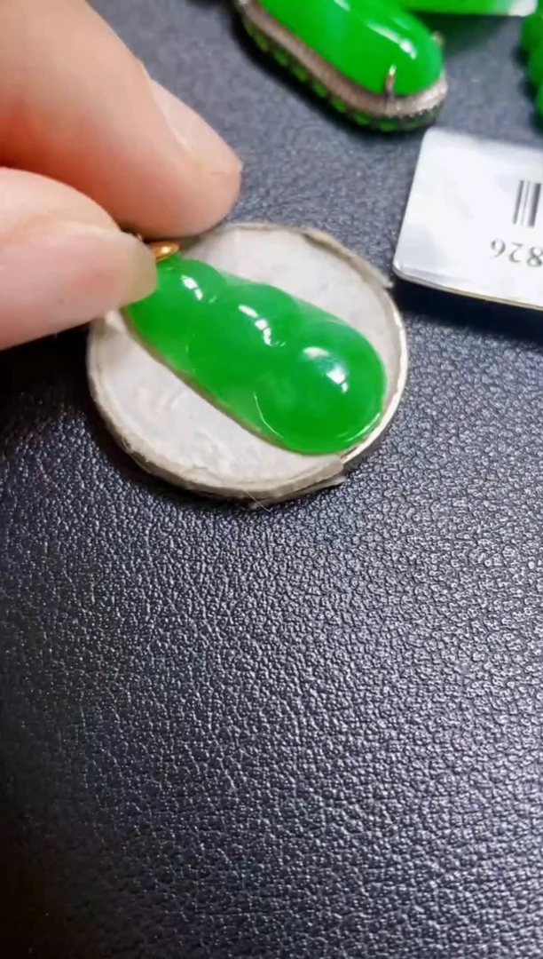 颈饰18K金镶嵌翡翠豆