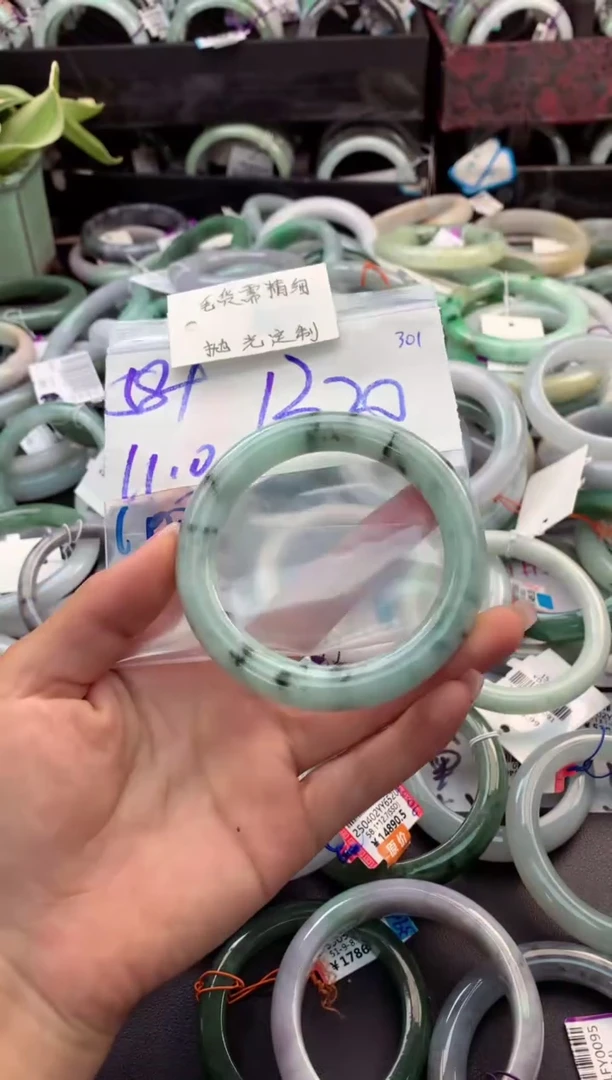 定制翡翠未镶嵌毛货需精细抛光+多人