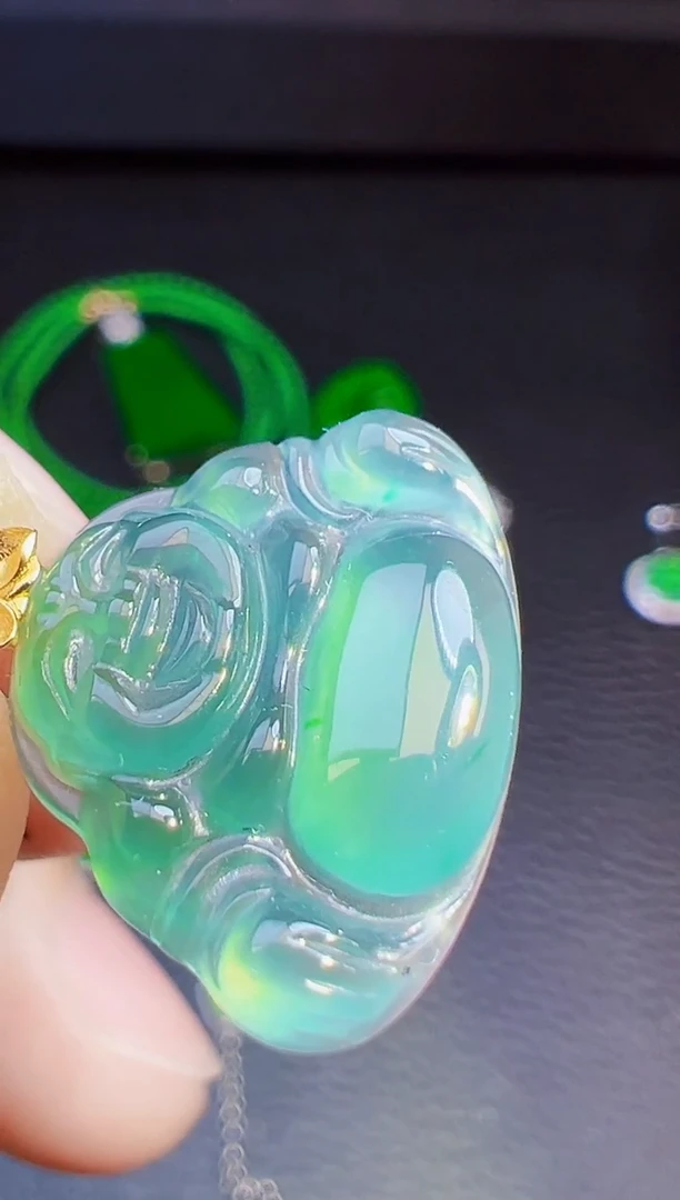 颈饰18K金镶嵌翡翠山翡翠