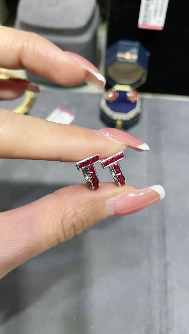 18K金镶嵌红宝石耳饰