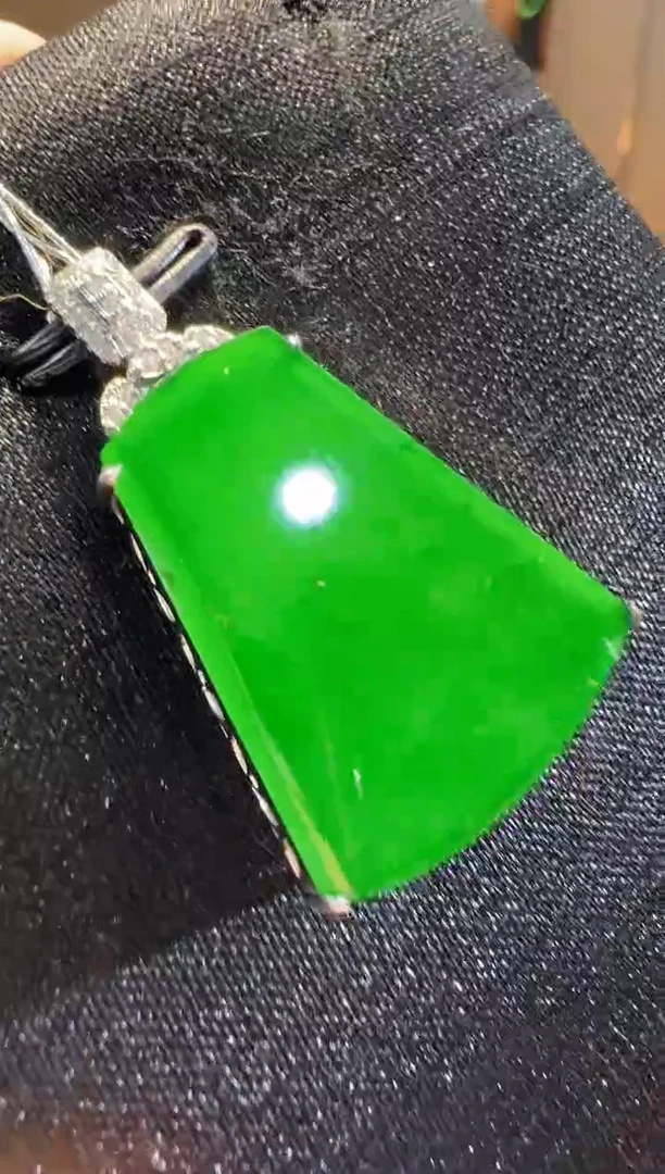 【闪购商品】翡翠吊坠(不含链)18K金镶嵌
