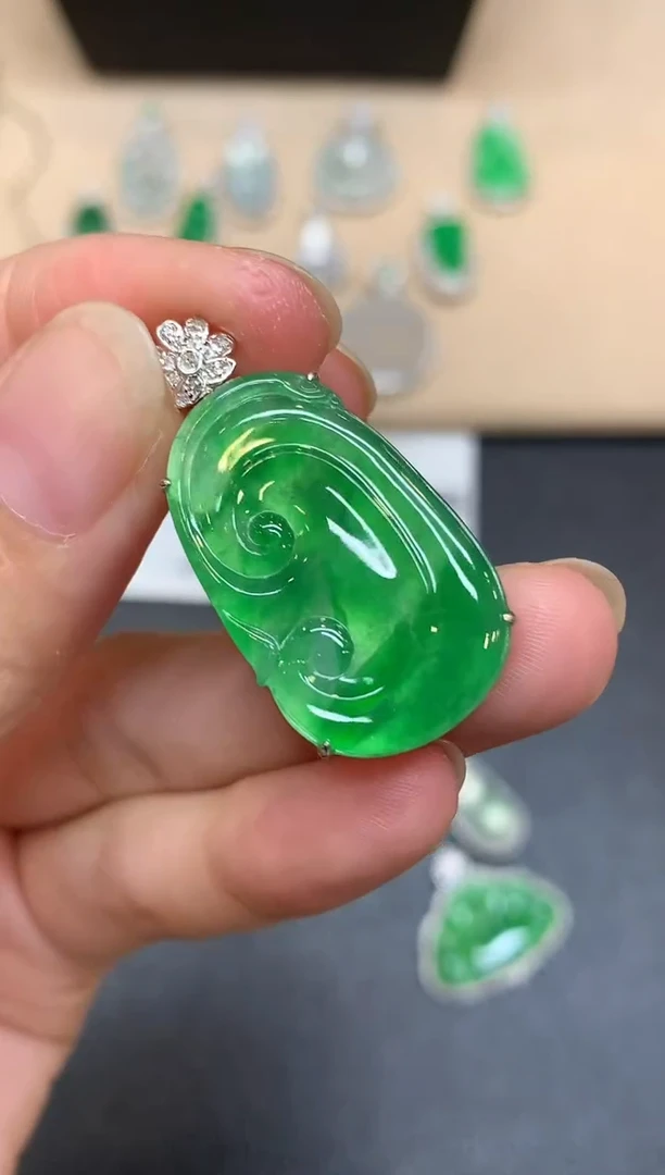 颈饰18K金镶嵌翡翠福豆【无服务费