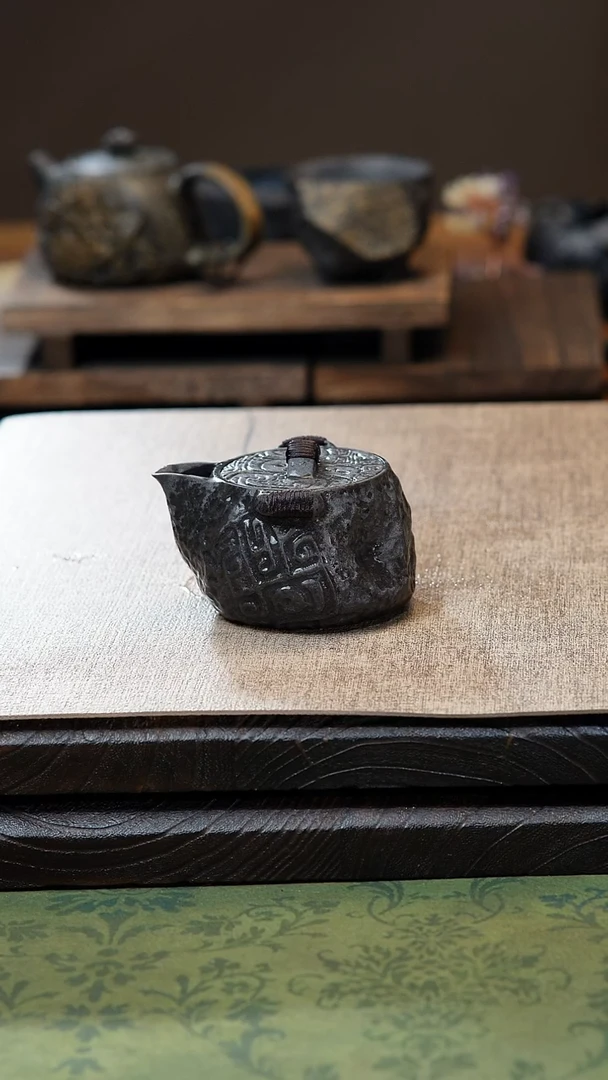 中式归玉堂冰碛岩重工雕刻饕餮宝瓶壶