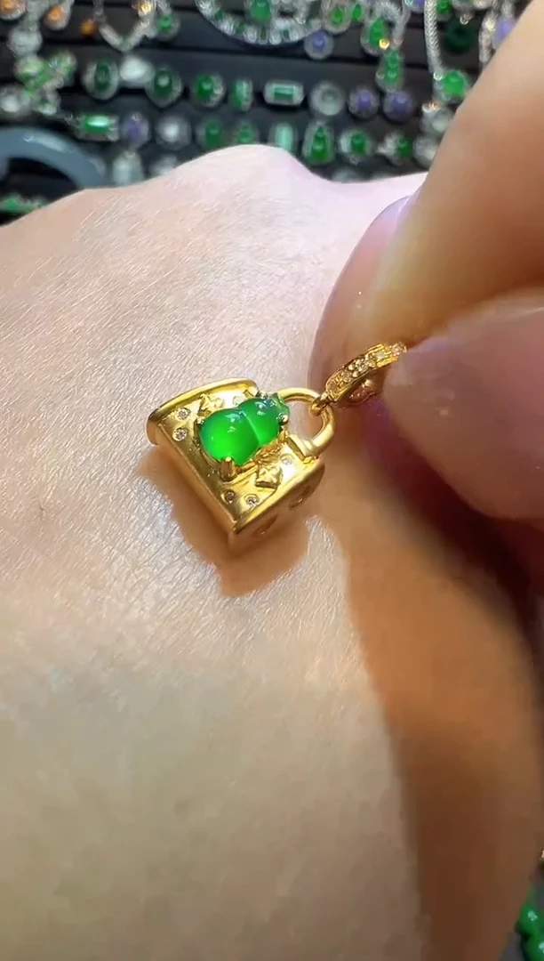 翡翠18K金镶嵌吊坠(不含链)葫芦