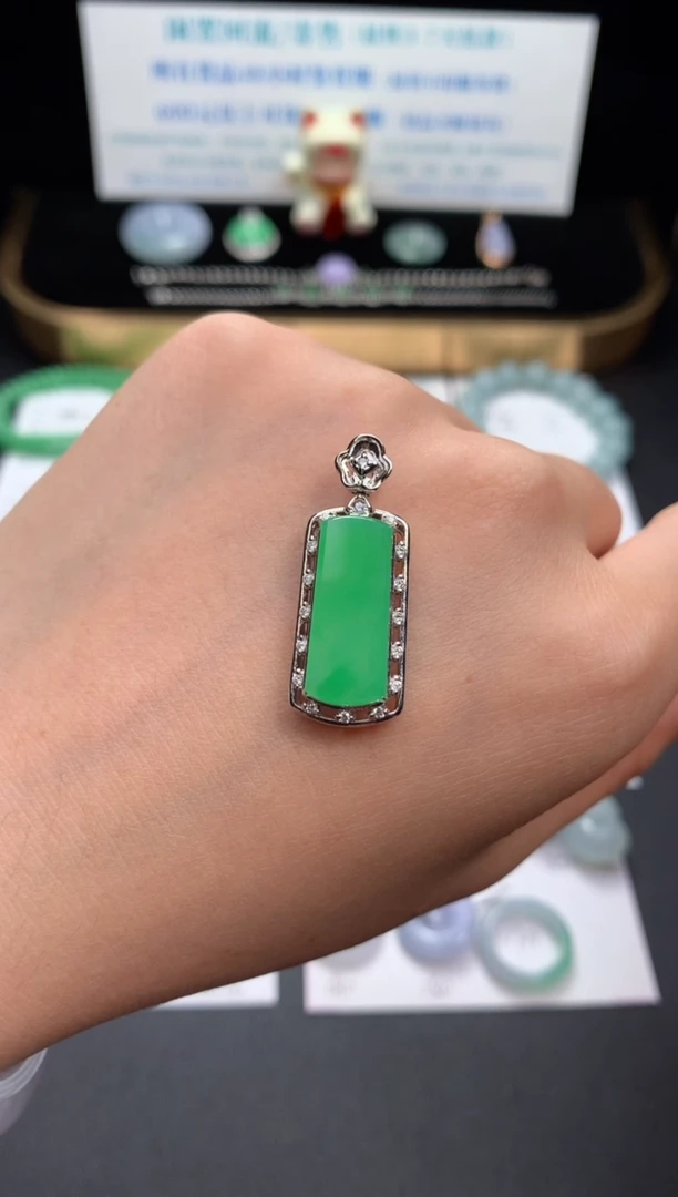 18K金镶嵌挂件翡翠48小时鉴赏期 退货不扣服务费
