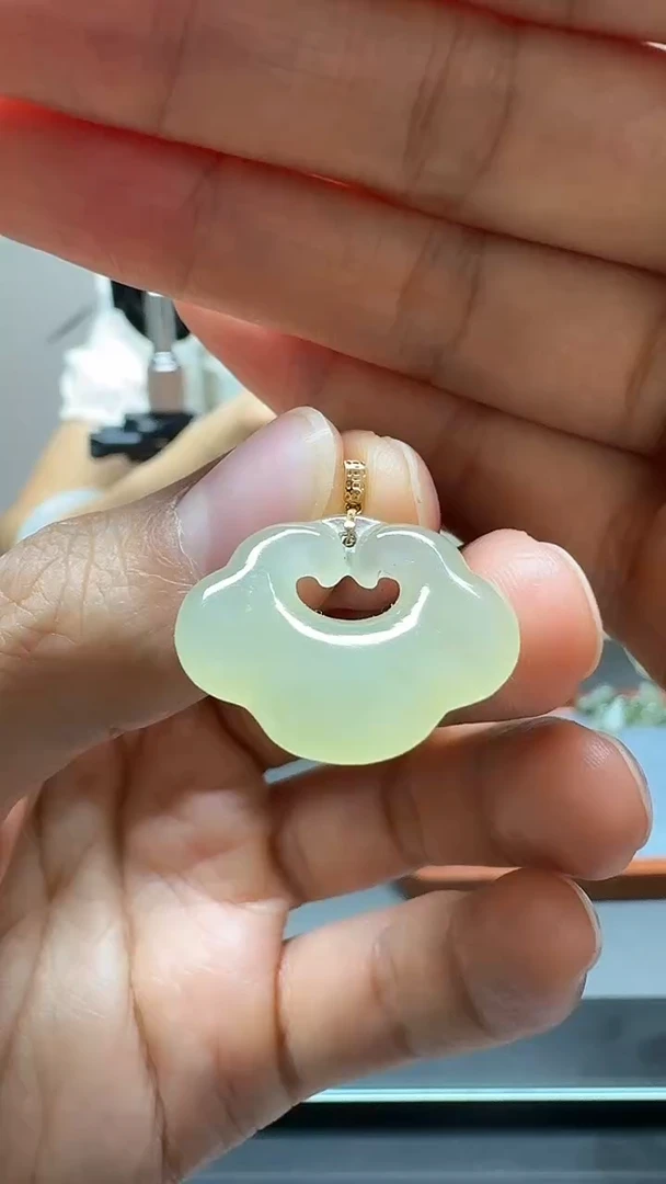 颈饰18K金镶嵌和田玉如意锁