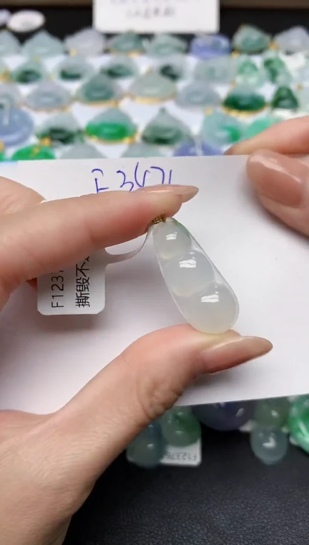 颈饰18K金镶嵌翡翠天然缅甸A货翡翠百元以上9元证书费自理