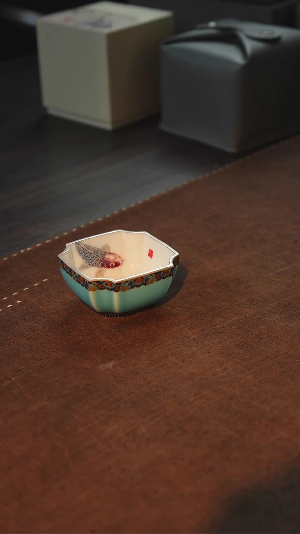 瓷瓷内绘锦鲤八方杯