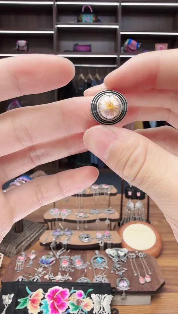 8蒙阿苏苗绣传承店