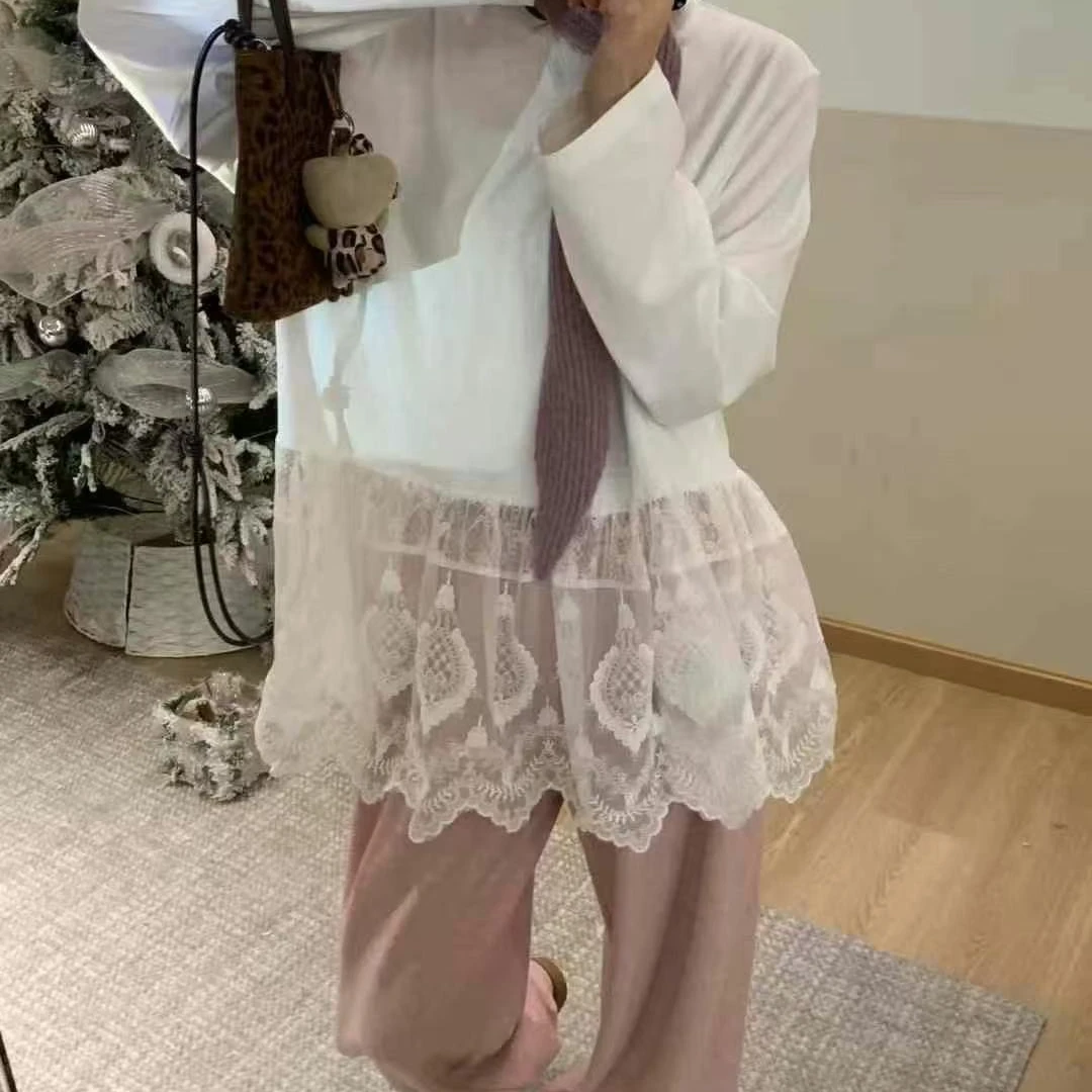 很有灵动性~刚出的！下摆蕾丝圆领白T恤