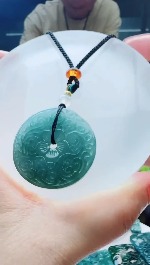 翡翠未镶嵌颈饰多样性发货其中一件