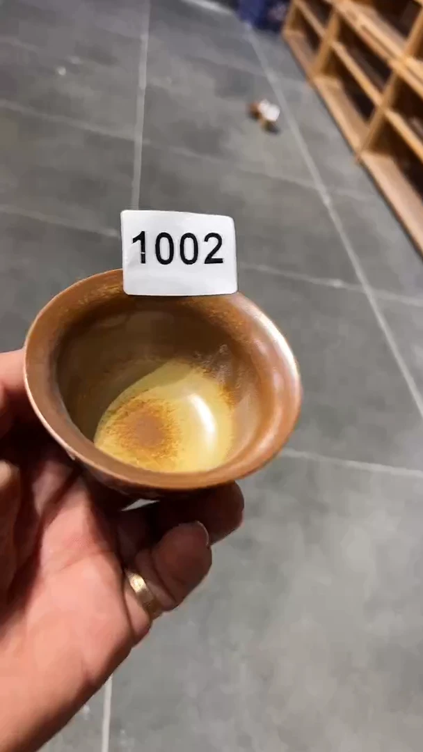 龙泉窑老花压手杯微瑕1002