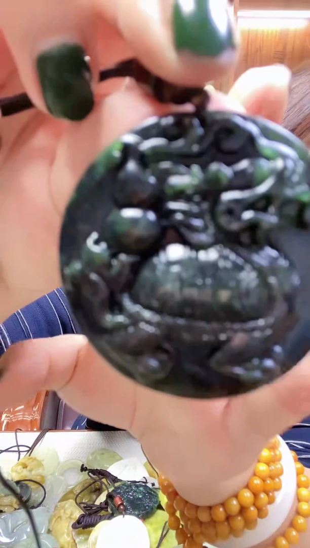 未镶嵌蛇纹石玉吊坠