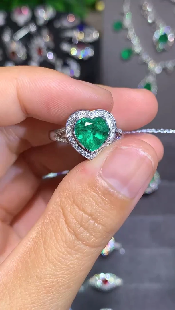 18K金镶嵌戒指祖母绿1.8CT