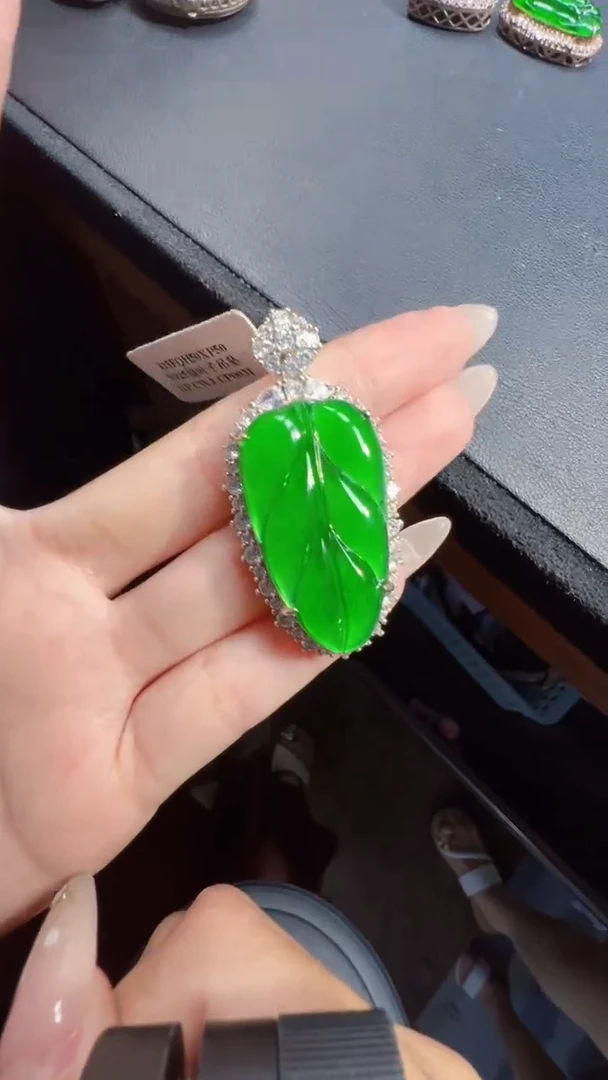 未镶嵌定制翡翠翡翠A货有轻微色差属于正常现象，叶子多样性发货1
