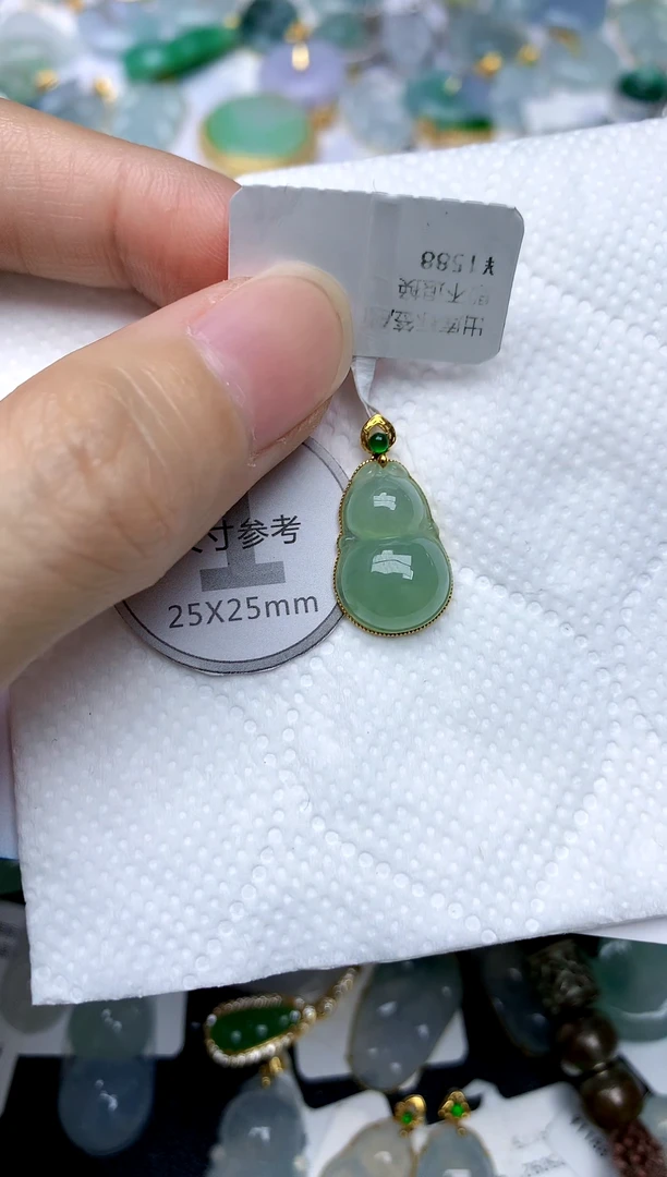 颈饰18K金镶嵌翡翠天然A货翡翠