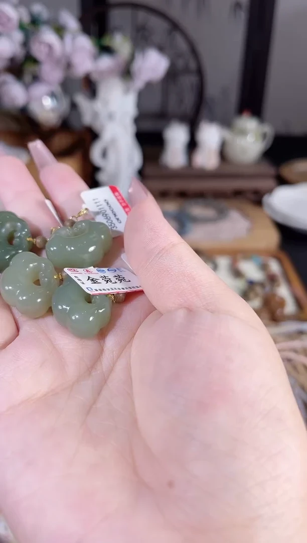 和田玉银S925镶嵌吊坠(赠链)多样性发货其一默认天然特征