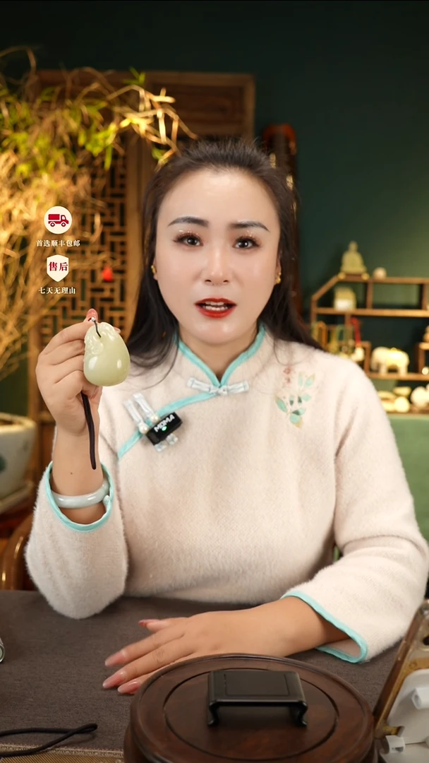 云南石竹叶青雕刻：富得流油手把件挂件