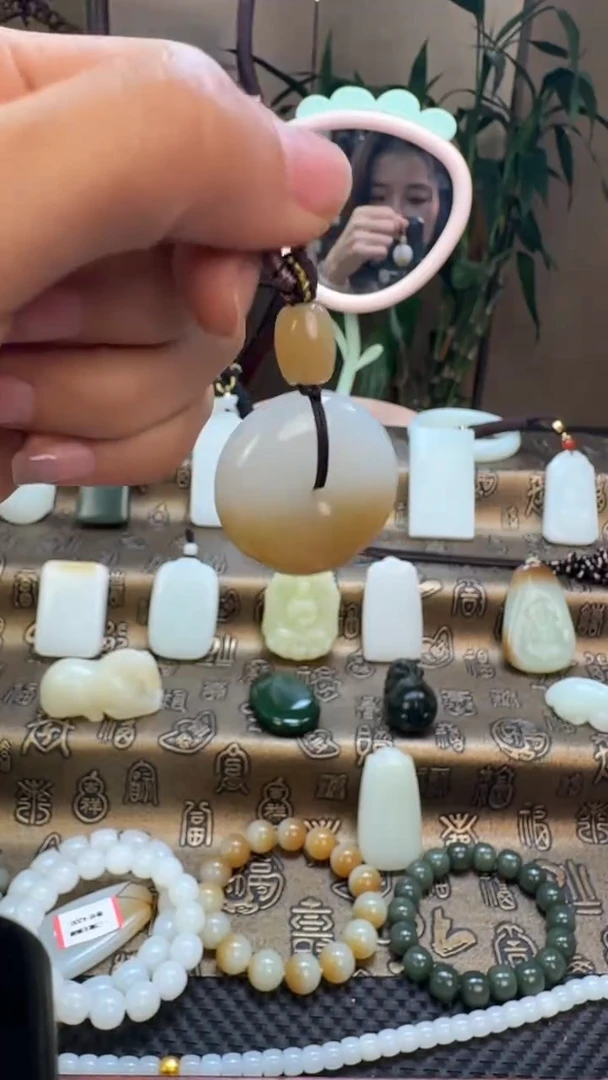 颈饰未镶嵌和田玉（糖玉）半糖平安扣