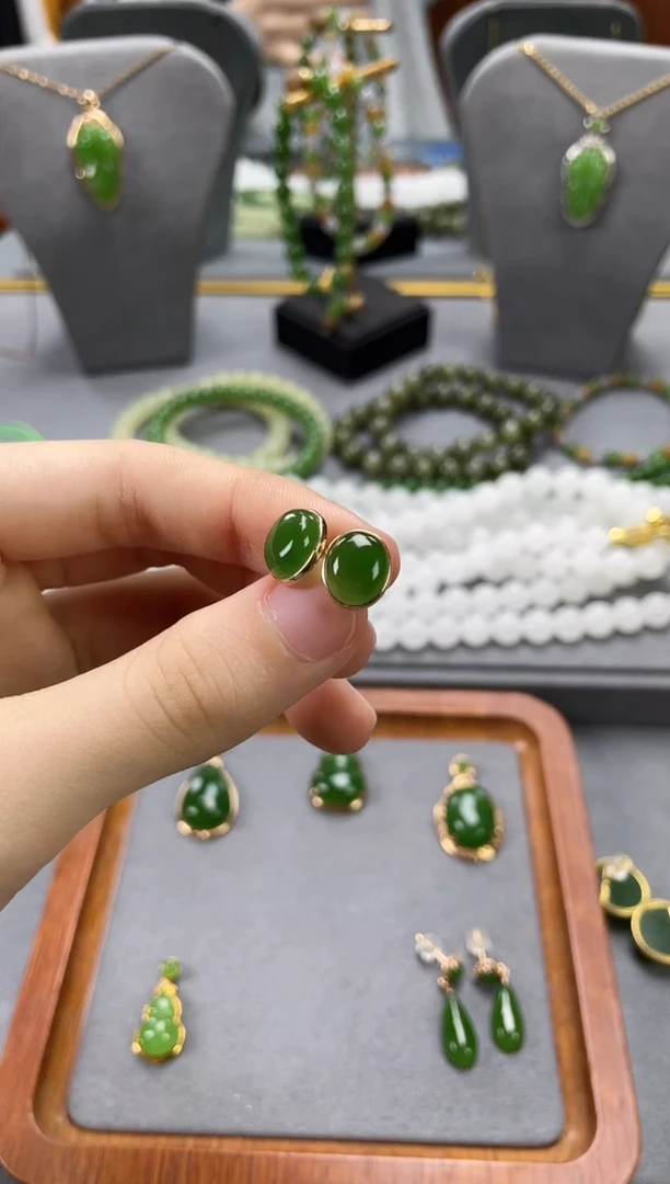 18K金镶嵌和田玉耳饰18K金镶嵌 和田玉 耳饰