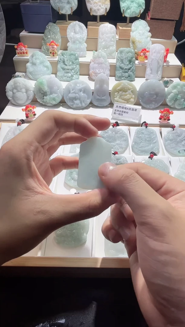 吊坠(赠链)未镶嵌翡翠11/8    42