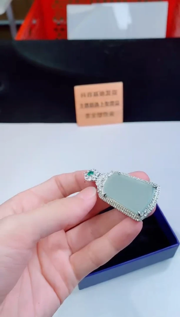 颈饰未镶嵌翡翠    ·